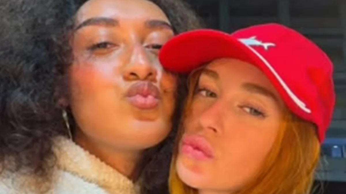 Marina Ruy Barbosa presenteia cabeleireira trans com próteses de silicone