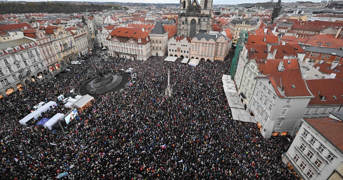 Milhares protestam em Praga contra plano para reformular financiamento da mídia pública