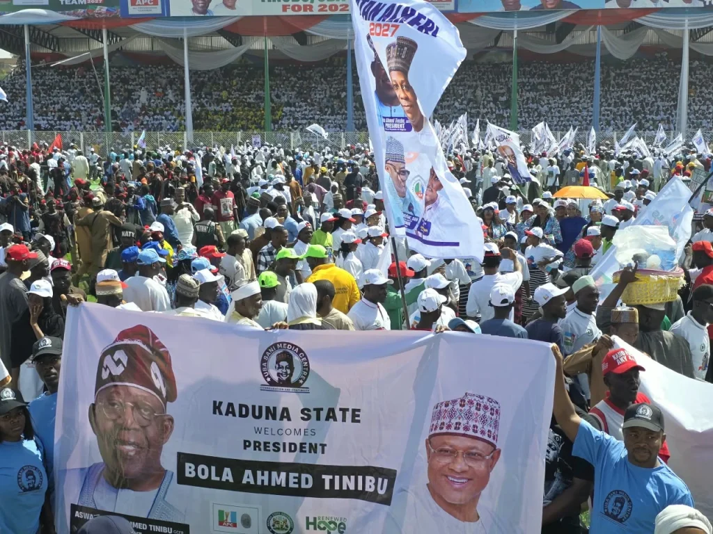 FOTOS: A campanha de Tinubu para 2027 começa enquanto apoiadores do APC inundam o estádio de Kaduna