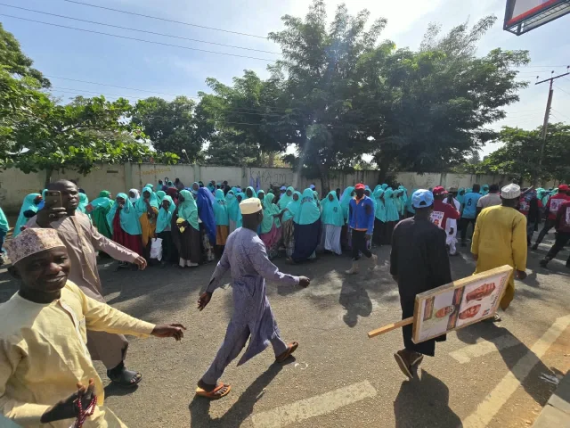 FOTOS: A campanha de Tinubu para 2027 começa enquanto apoiadores do APC inundam o estádio de Kaduna