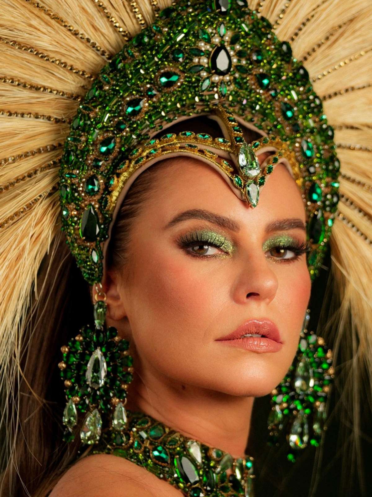 Paolla Oliveira aposta em look verde para coroação na Imperatriz; veja fotos da rainha