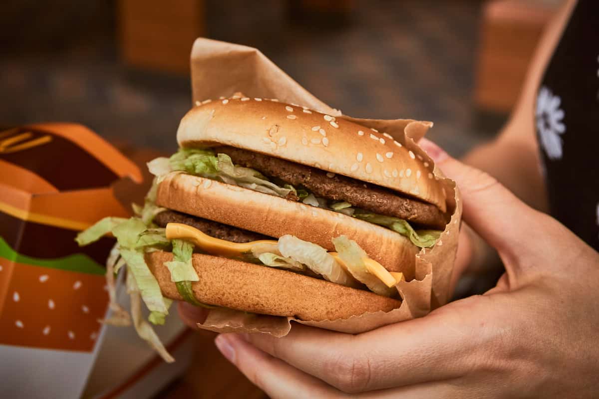 Imagem da matéria: IA do McDonald’s gera polêmica e caso vai parar na Justiça dos EUA