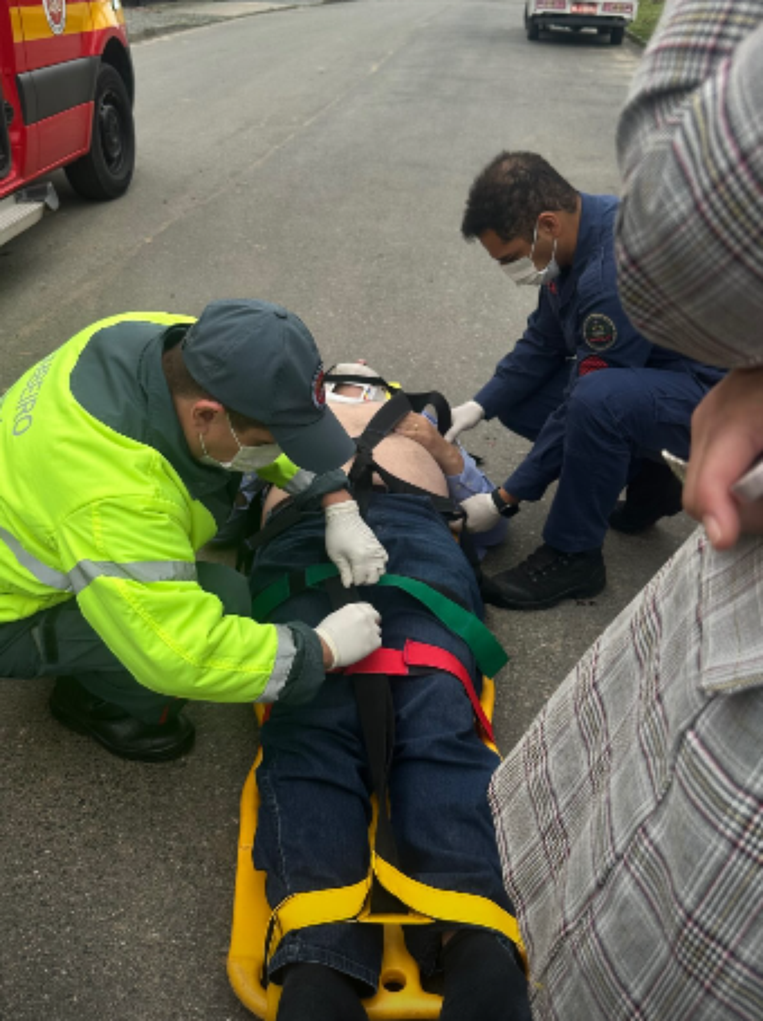 &Eacute;lcio Kuhnen, candidato a deputado estadual pelo MDB de Santa Catarina, &eacute; atendido ap&oacute;s cair de um trio el&eacute;trico