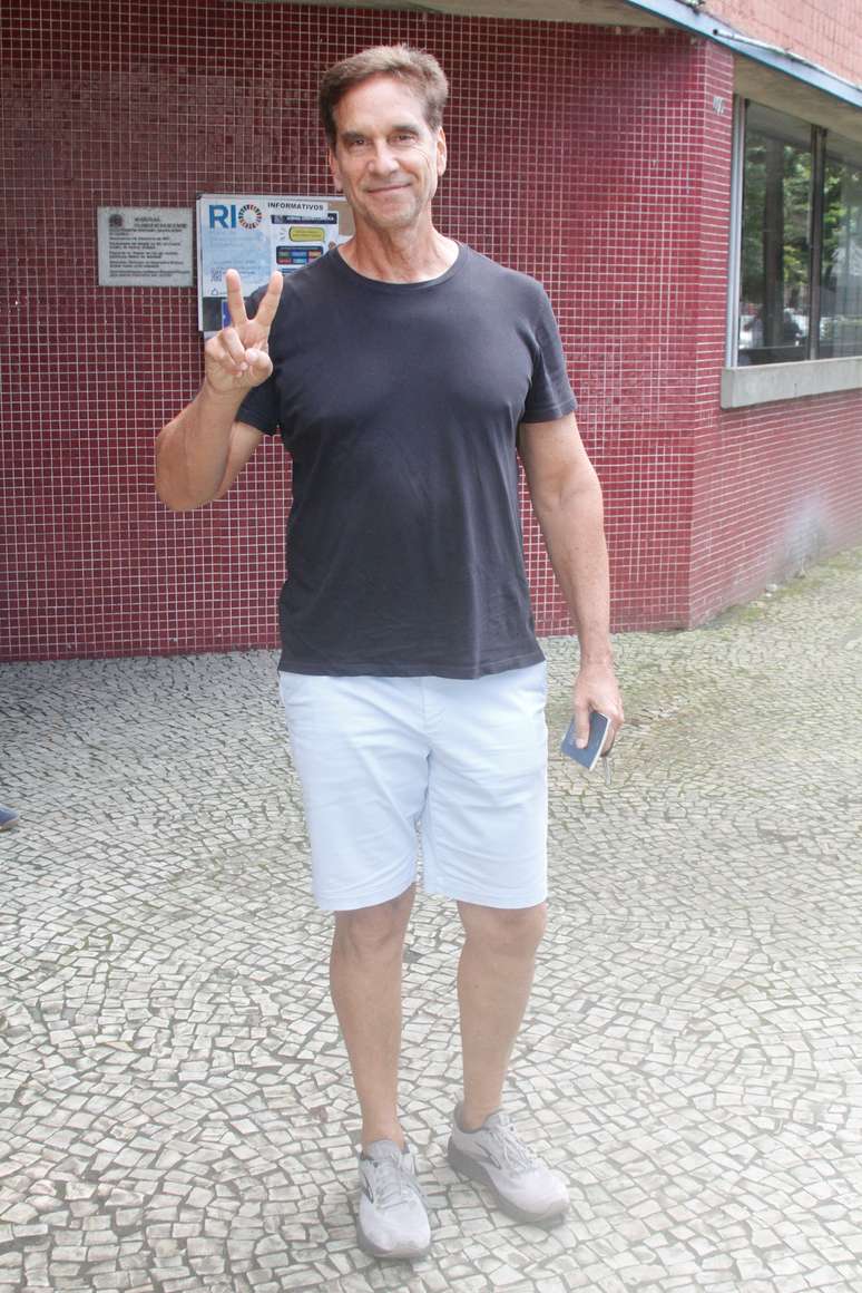 Leandra Leal, Alinne Moraes e mais famosos vão às urnas para votar; veja fotos