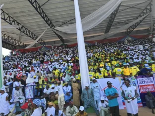 FOTOS: A campanha de Tinubu para 2027 começa enquanto apoiadores do APC inundam o estádio de Kaduna