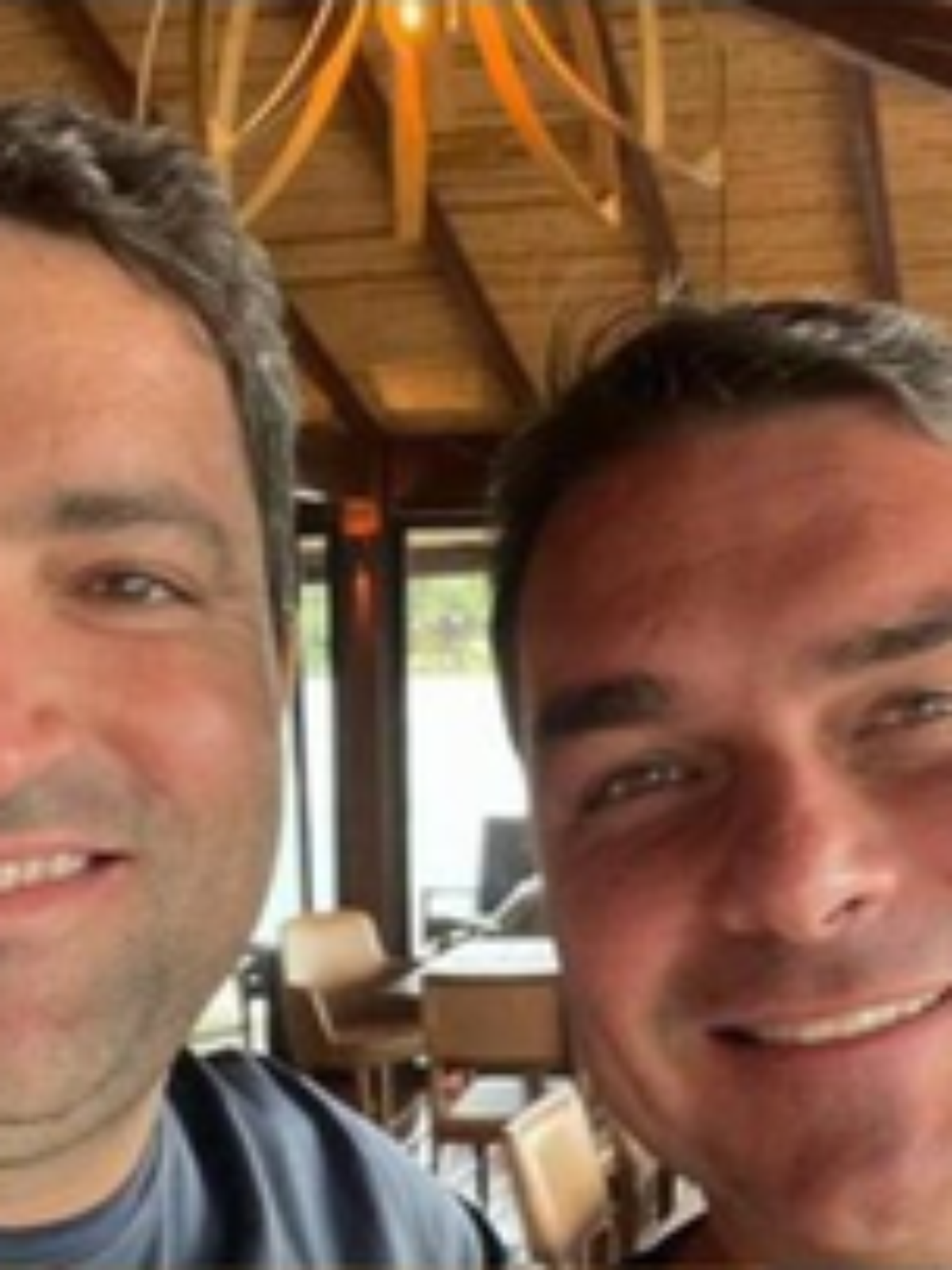 Moraes proíbe Flávio Bolsonaro de manter contato com Willer Tomaz