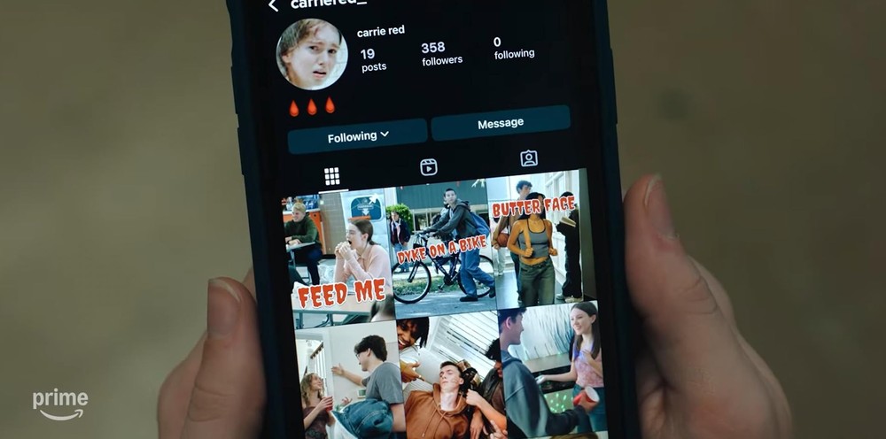 Perfil criado por Chris para praticar cyberbullying com os alunos, incluindo Carrie — Foto: Reprodução/IMDb