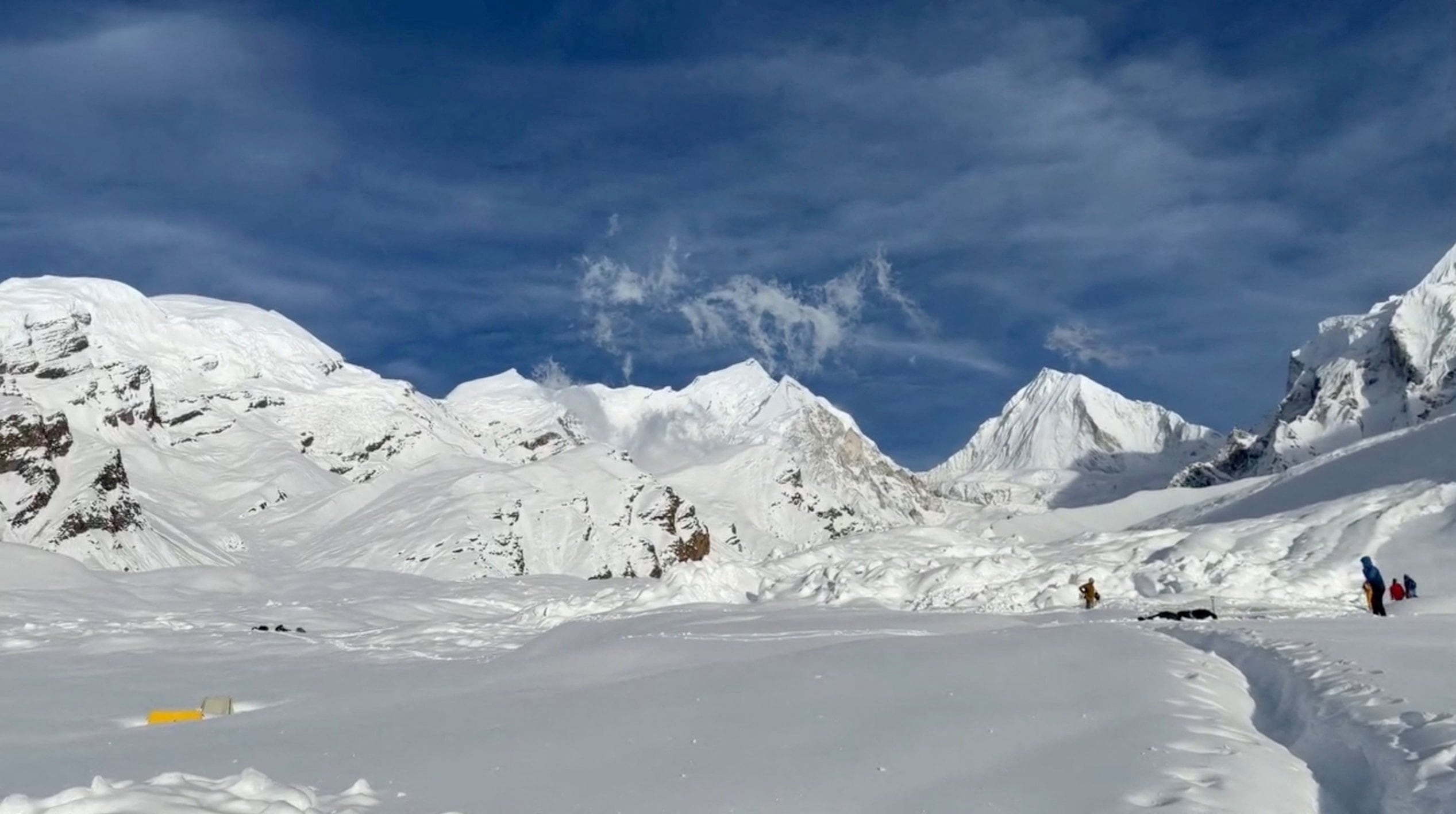 Uma avalanche mata 15 trabalhadores nepaleses que preparam acampamento de montanha no Himalaia para alpinistas