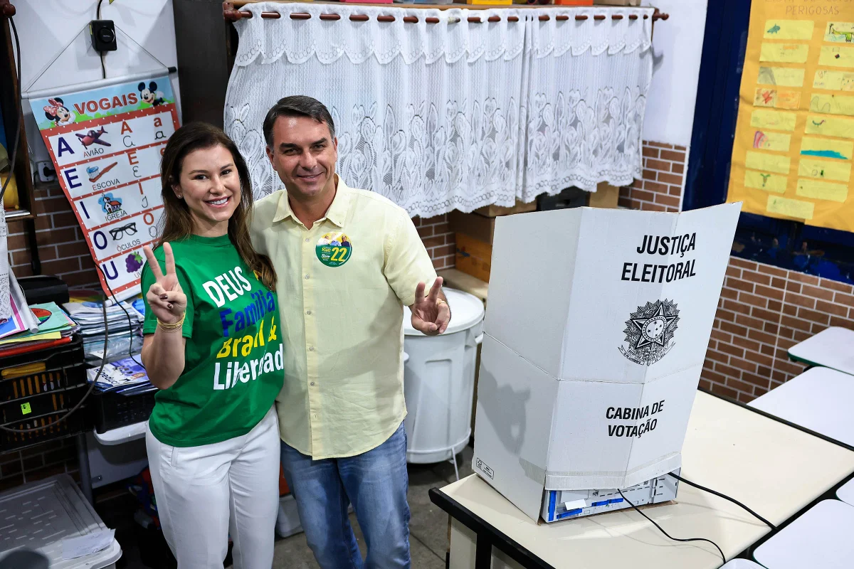 RIO DE JANEIRO, BRASIL – 4 DE OUTUBRO: Flávio Bolsonaro, candidato à presidência pelo Partido Liberal, e sua esposa, Fernanda Bolsonaro, posam para a imprensa durante o dia das eleições gerais em 4 de outubro de 2026, no Rio de Janeiro, Brasil.