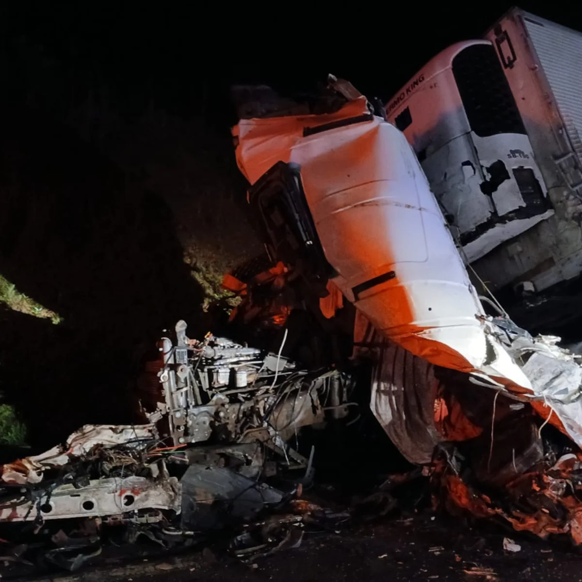 Acidente entre três caminhões mata motorista na BR-282, em SC