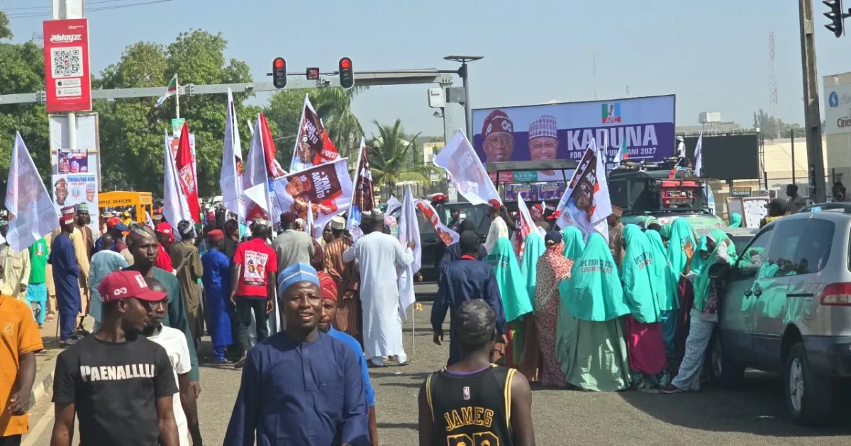 FOTOS: A campanha de Tinubu para 2027 começa enquanto apoiadores do APC inundam o estádio de Kaduna