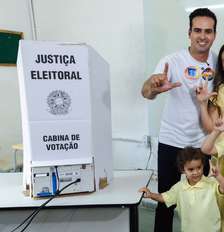 Lucas Ribeiro (PP) vota com a família neste domingo, 4, em Campina Grande (PB) Foto: Reprodução / Facebook