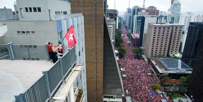 Militantes, simpatizantes e apoiadores do presidente da República, Luiz Inácio Lula da Silva (PT), participam de um ato político em apoio à sua reeleição na Avenida Paulista, na cidade de São Paulo (SP), neste domingo, 11 Foto: EDI SOUSA/ATO PRESS/ESTADÃO CONTEÚDO