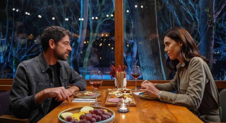 Índice do caos: fruto de uma traição, Selçuk vira crise no casamento de Haluk e Gönül em Iludida