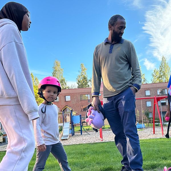 Fembarnspappan med tre barn utanför en lägenhetsbyggnad i Umeå
