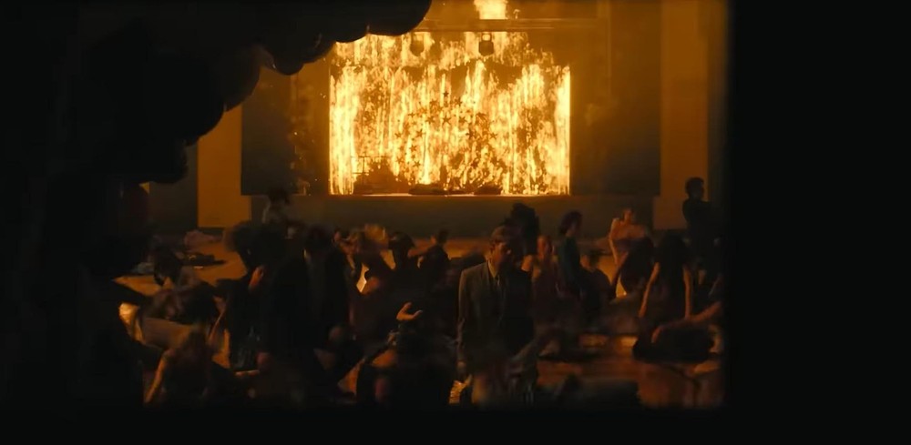 Carrie incendeia a escola após ser humilhada no plano de Chris e Billy — Foto: Reprodução/IMDb