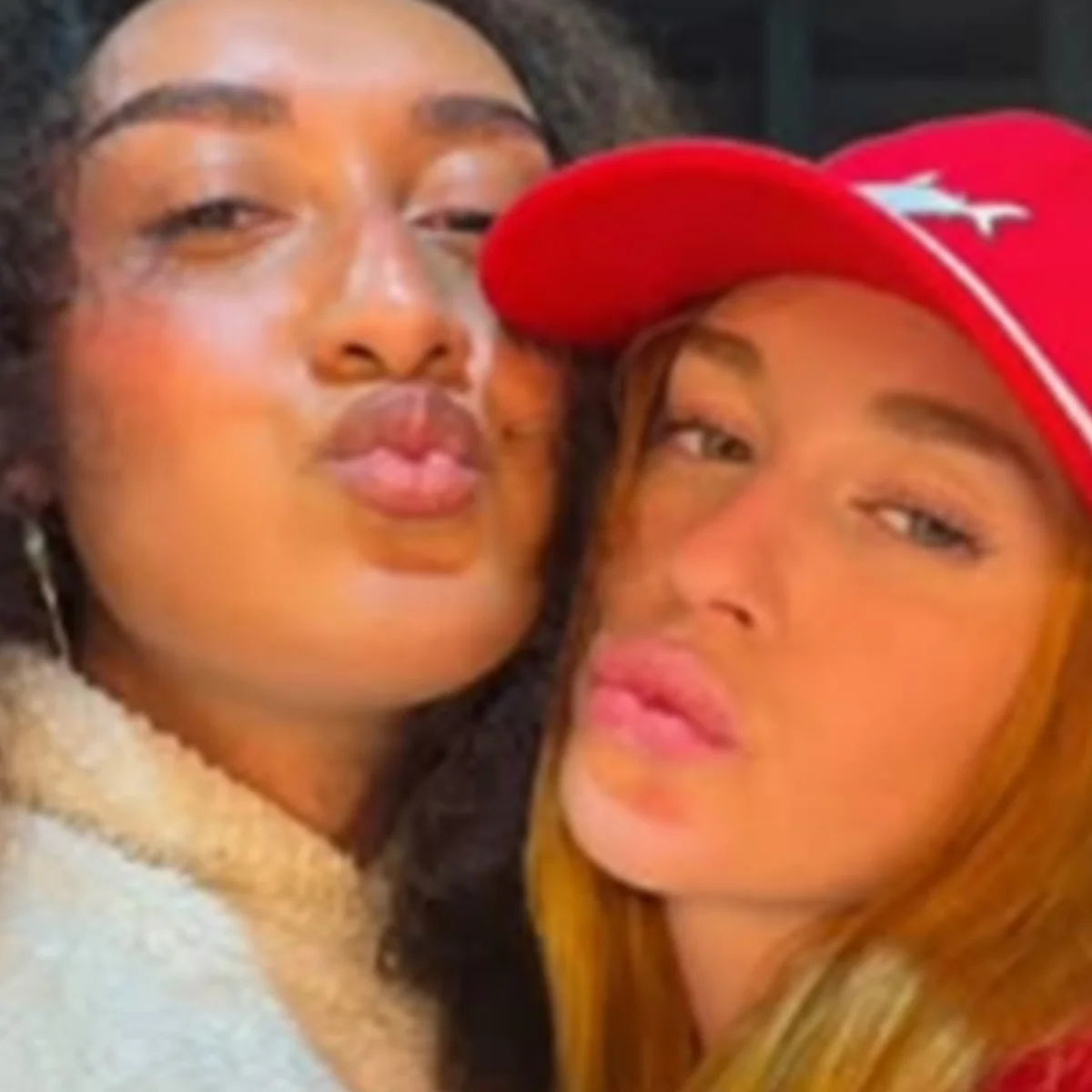 Marina Ruy Barbosa presenteia cabeleireira trans com próteses de silicone