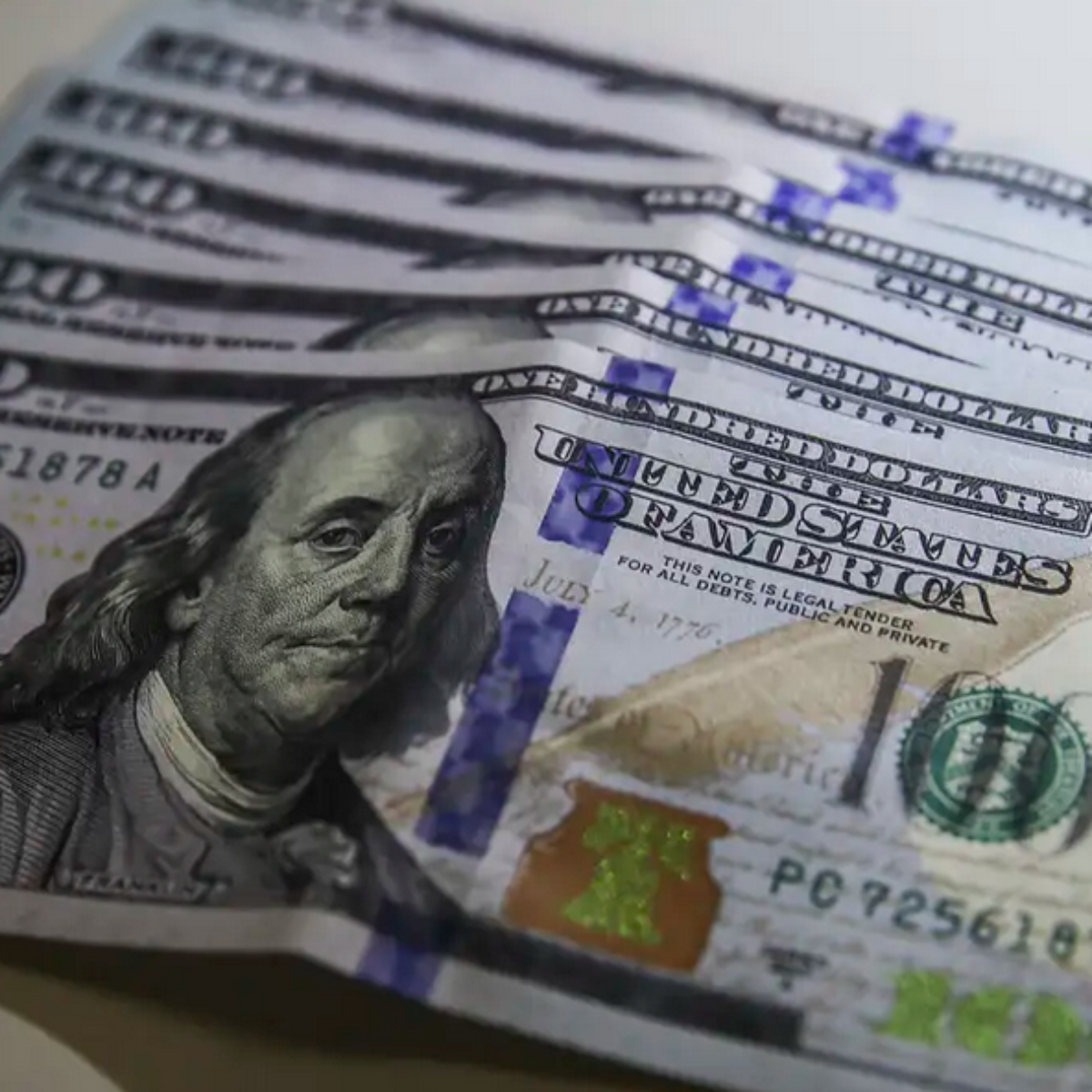 Dólar cai mais de 1% no Brasil depois de disparada pós-eleição