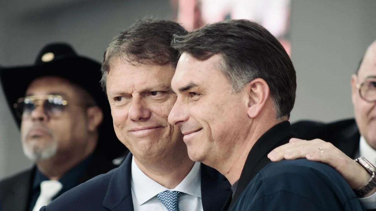 Tarcísio diz "estar pronto" para ajudar Flávio com nomes no governo federal