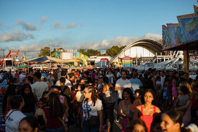 Vem Brincar Santa Rita reúne famílias e leva diversão e distribuição de brinquedos à Praça do Povo