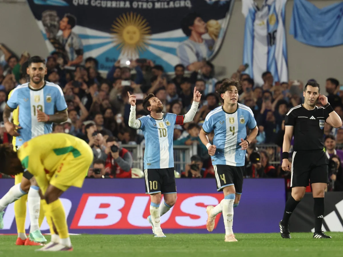 Em jogo de despedida, Messi marca de pênalti contra o Benin. Confira
