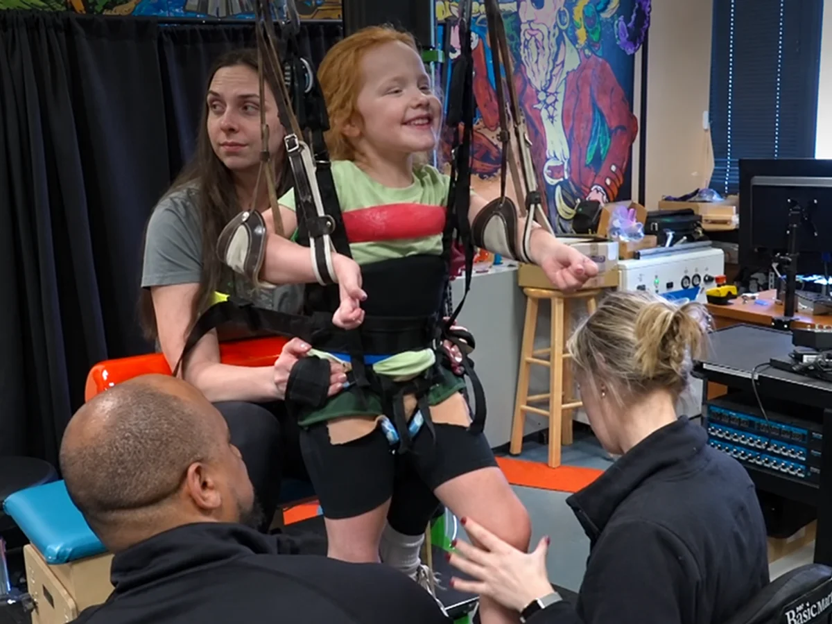 Menina de 6 anos tem melhora em terapia ao ouvir músicas de Chappell Roan