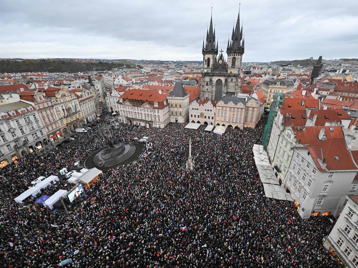 Milhares protestam em Praga contra plano para reformular financiamento da mídia pública