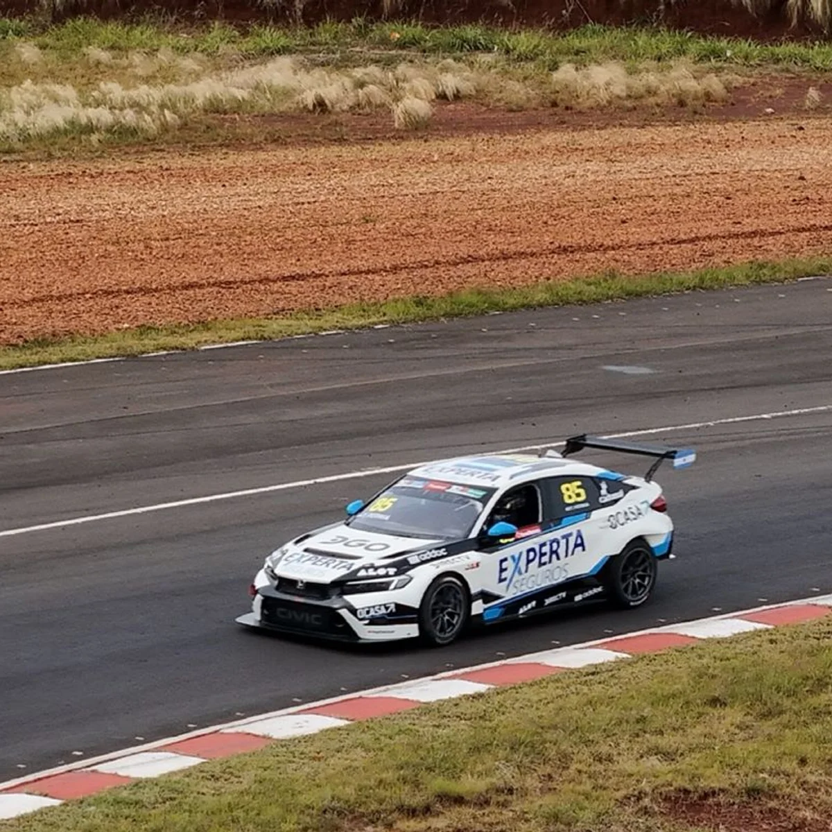 Pneu de carro atinge espectador em corrida de carros na Argentina
