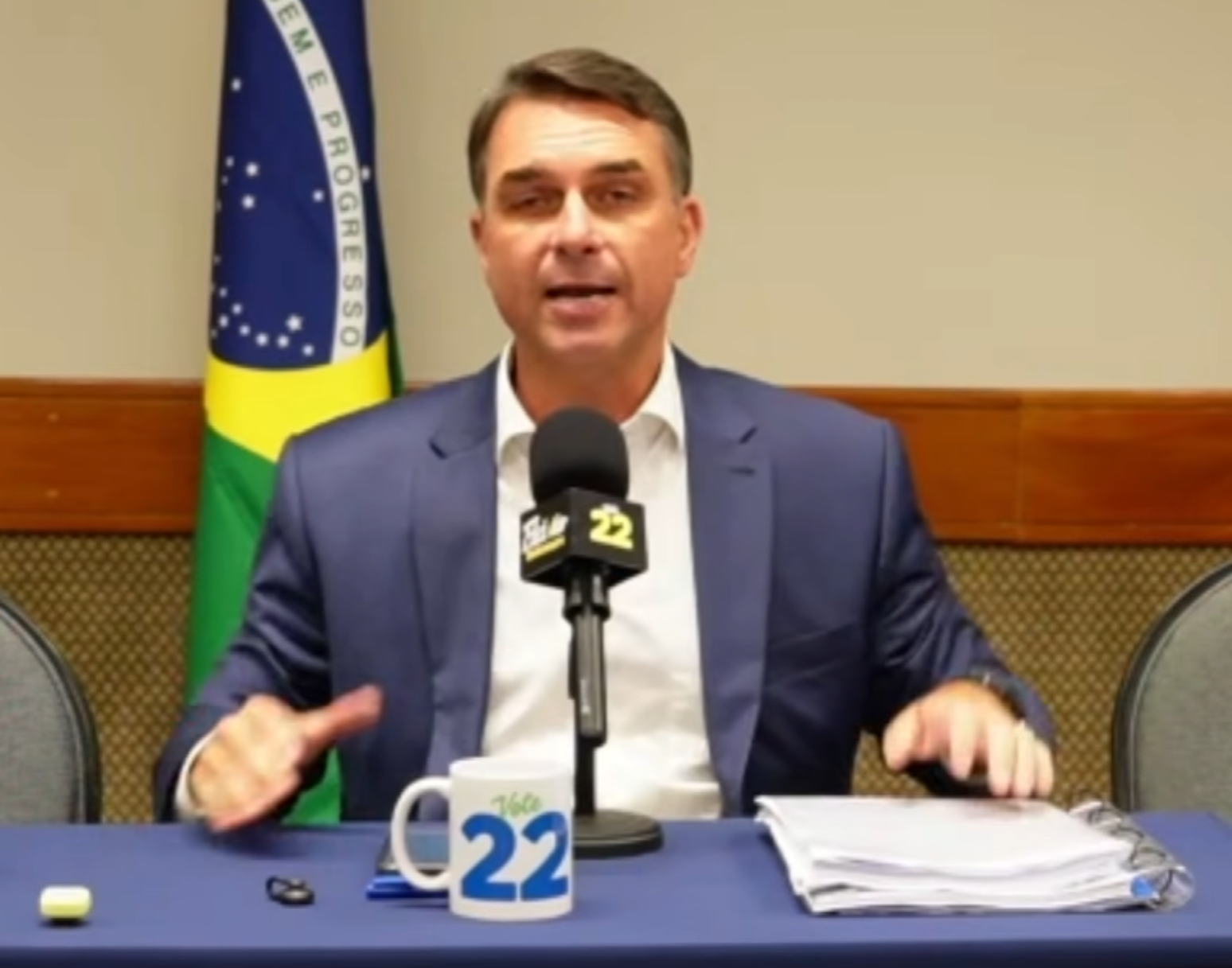 Fl&aacute;vio Bolsonaro (PL-RJ) durante live aberta nas redes sociais ap&oacute;s cancelamento do debate da Globo