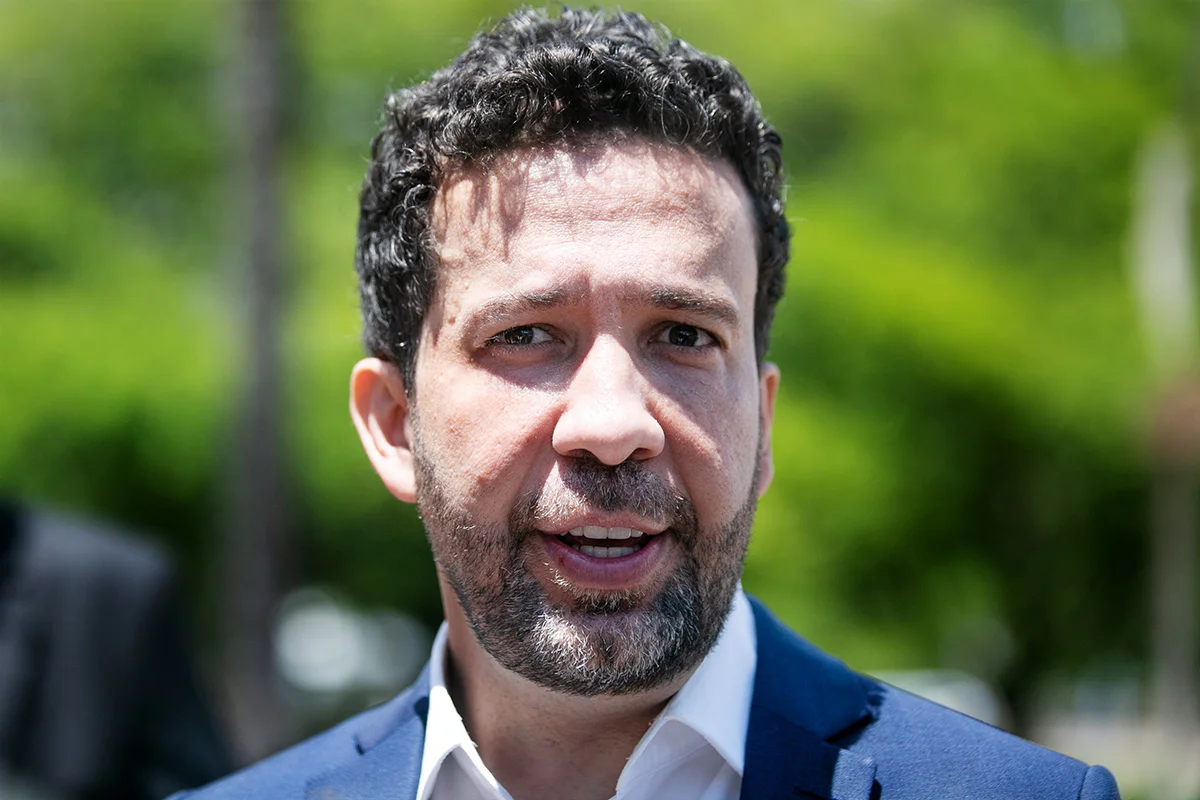 Janones diz que "Lula está reeleito" após canal bater 7 milhões de membros