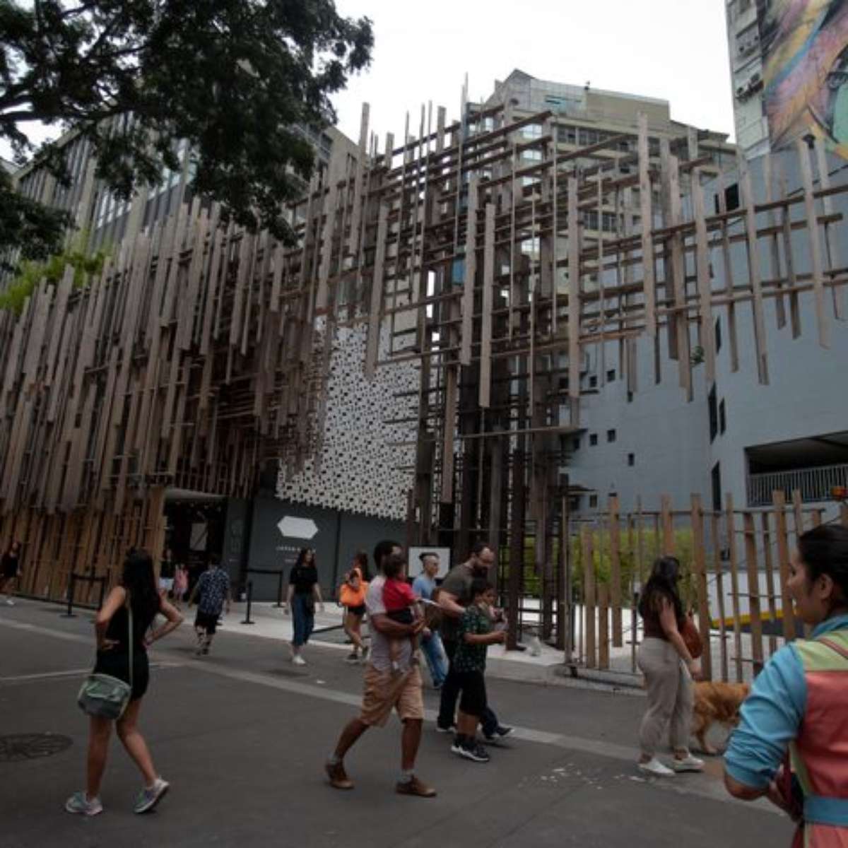 Explosão em bueiro deixa 3 feridos na Avenida Paulista