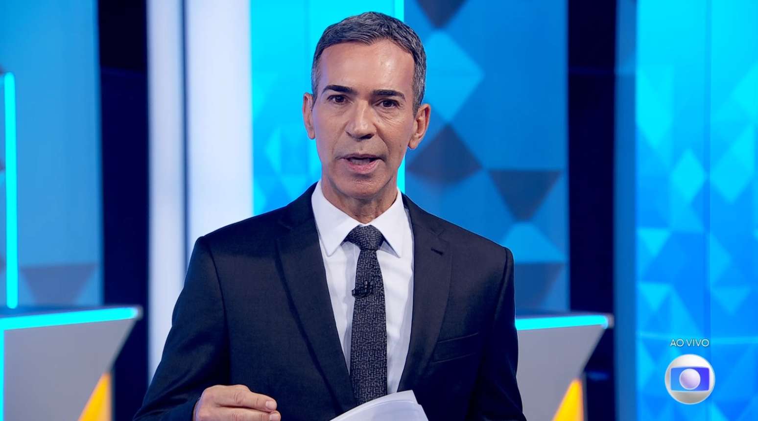 César Tralli na entrada ao vivo no fim do 'JN' para comunicar o cancelamento do debate