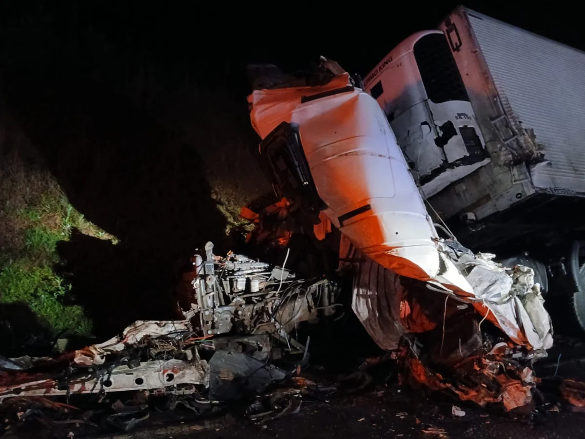 Acidente entre três caminhões mata motorista na BR-282, em SC