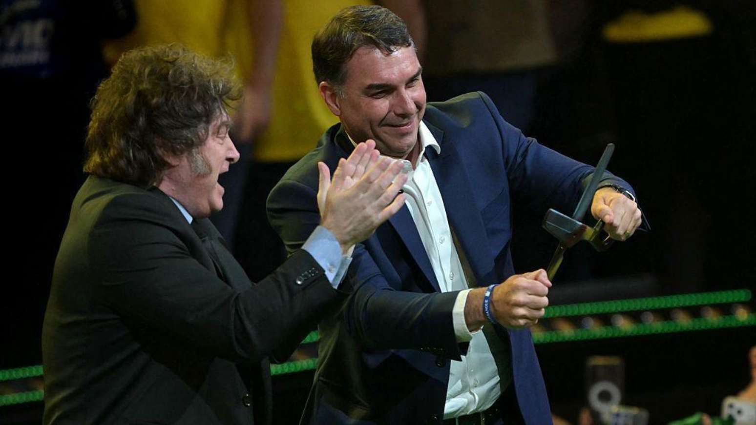 Fl&aacute;vio Bolsonaro exibiu uma enorme tesoura, representando seu desejo de cortar os gastos p&uacute;blicos no Brasil, como fez seu aliado Javier Milei com uma motosserra na Argentina