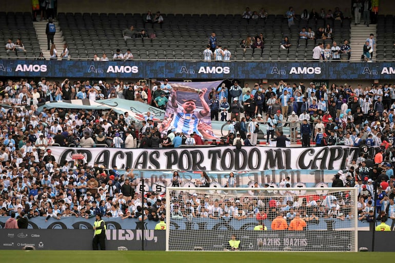 Fanáticos de todo el mundo se unen para dar una despedida al Goat del fútbol.
