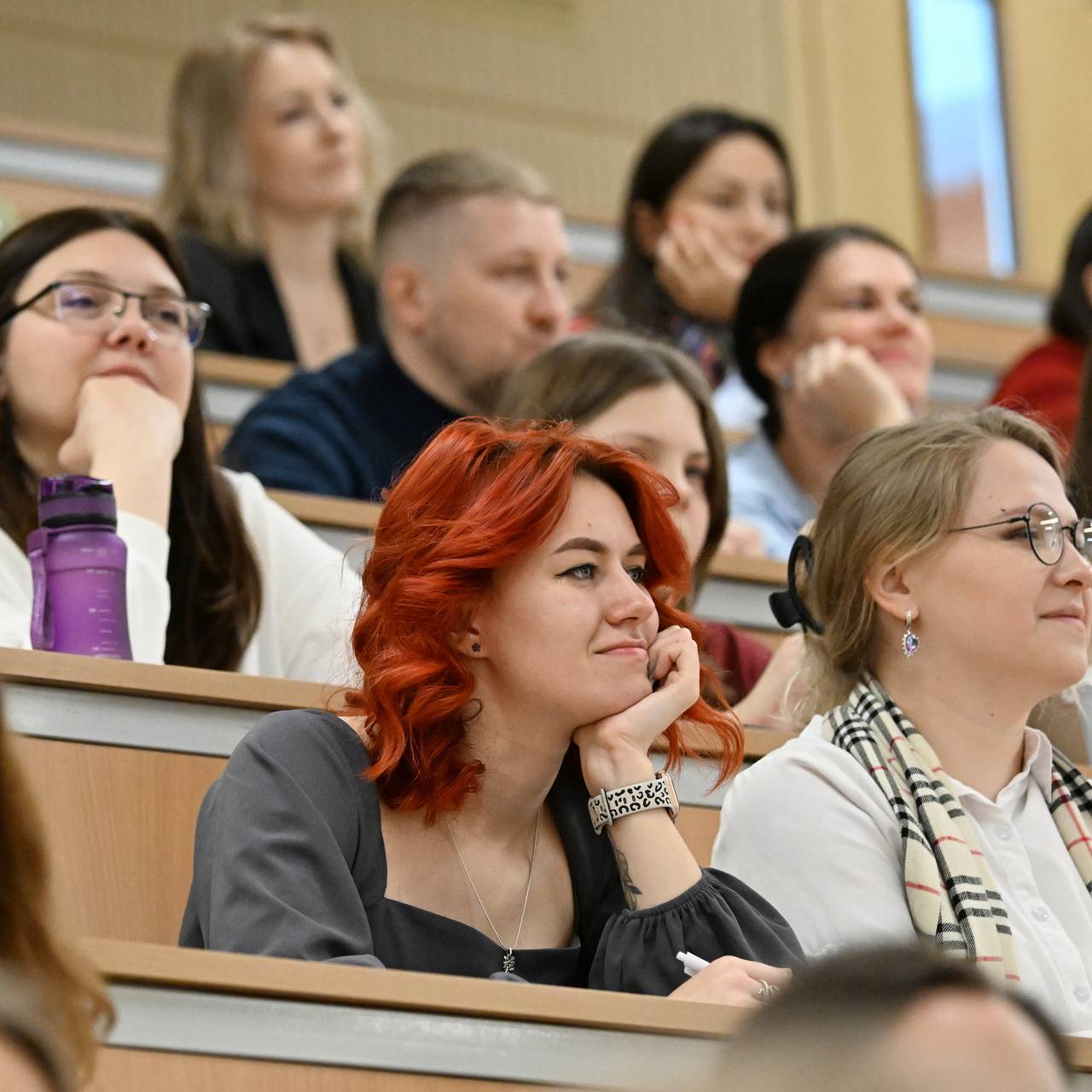 As bolsas de estudo foram convocadas a serem elevadas ao nível do salário mínimo