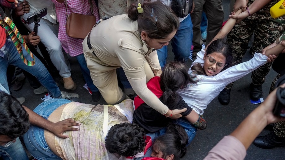 Rahul Gandhi e o CJP afirmam que policiais tocarem em mulheres jornalistas durante a manifestação em Jantar Mantar