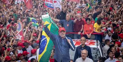 Candidato a presid&ecirc;ncia da Rep&uacute;blica Luiz In&aacute;cio Lula da Silva participa de caminhada na Av. Paulista, em S&atilde;o Paulo, no &uacute;ltimo dia de campanha durante as elei&ccedil;&otilde;es 2026. Foto: Taba Benedicto/Estad&atilde;o / Estad&atilde;o