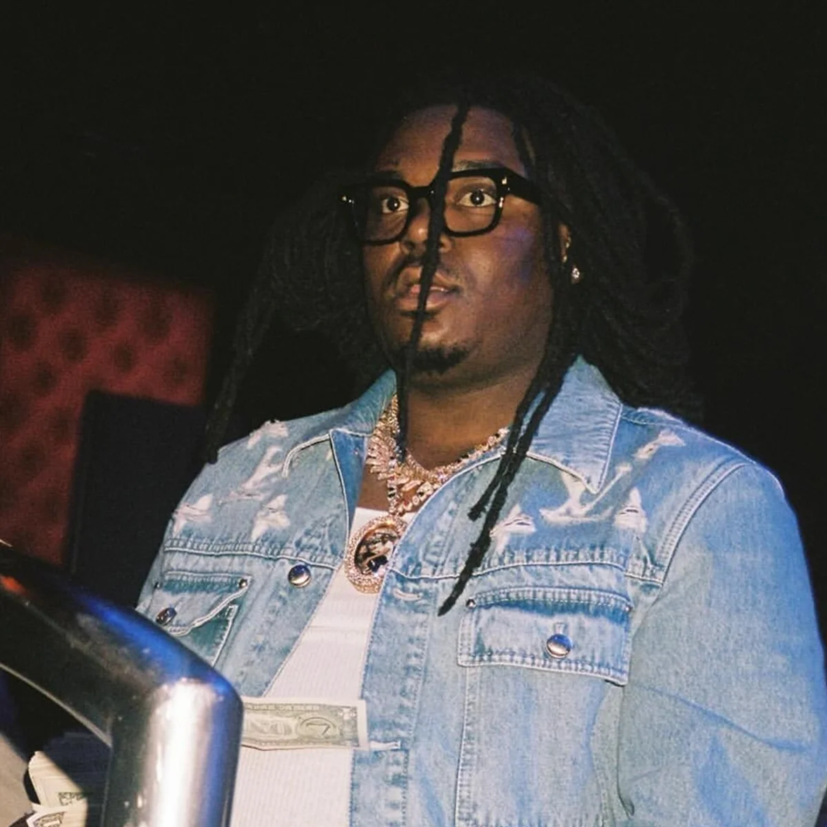 Vídeos mostram rapper Lucki esfaqueado no rosto após briga nos EUA. Veja
