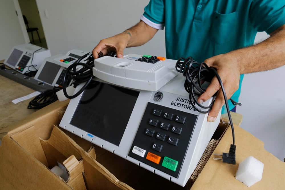 Imagem da matéria: Como mais de 560 mil urnas chegam aos locais de votação em 2026?