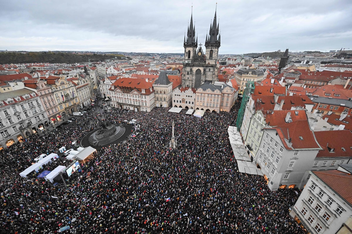 Milhares protestam em Praga contra plano para reformular financiamento da mídia pública