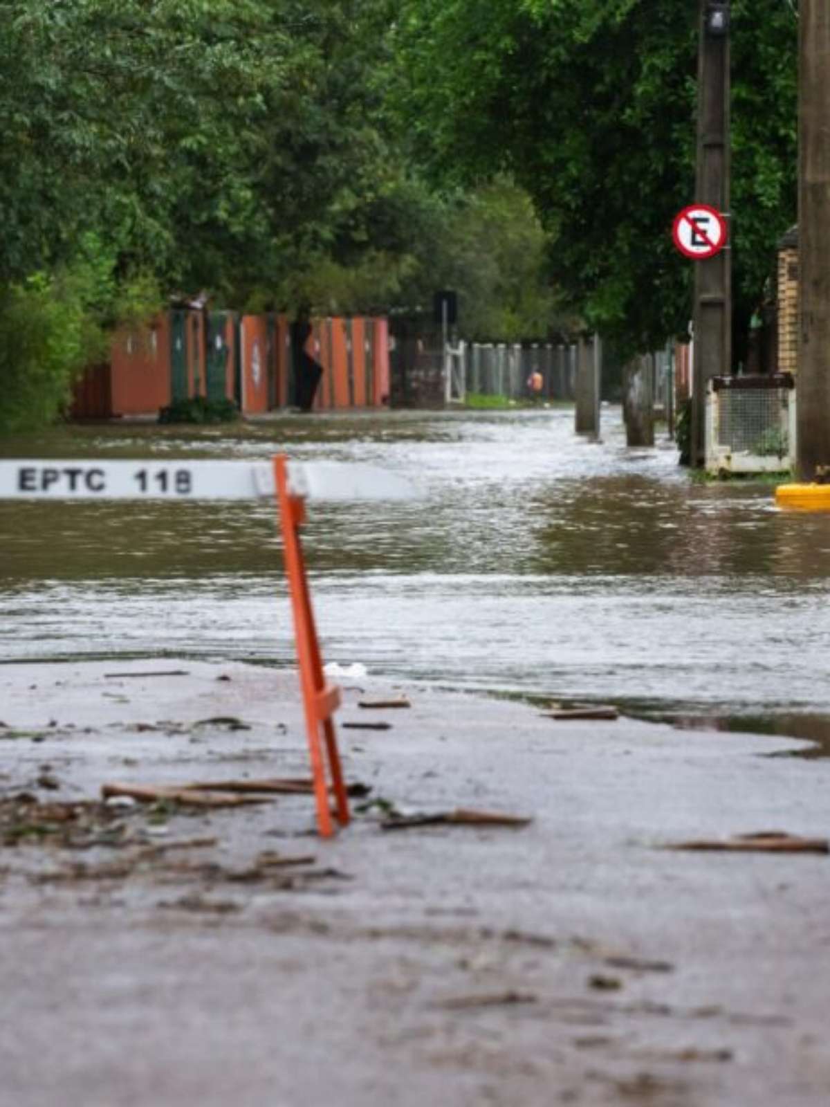 Defesa Civil emite alerta vermelho para risco de inundação no Guaíba em Porto Alegre