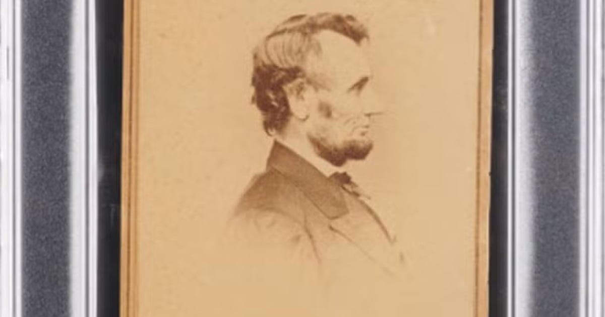 Foto de Abraham Lincoln é vendida por mais de R$ 800 mil após ser achada em escrivaninha