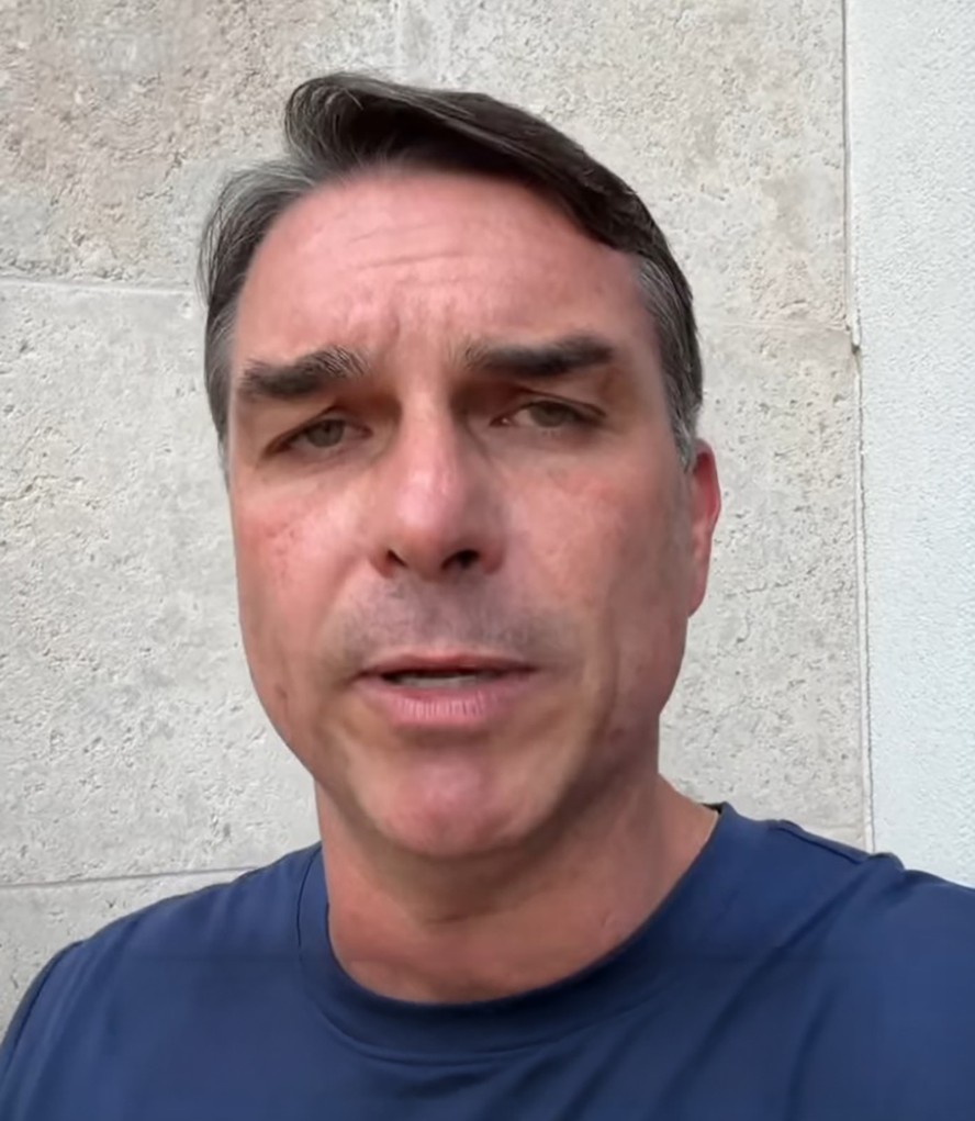 PF pediu apreensão de passaporte de Flávio Bolsonaro 7 minutos após TSE confirmar derrota nas urnas
