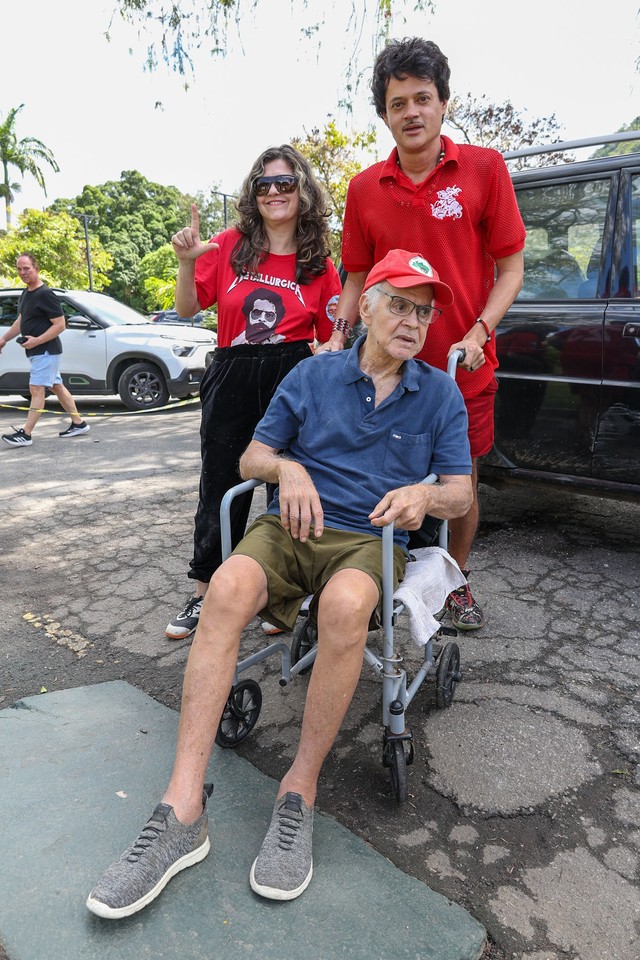 Voto em família: famosos vão às urnas com pais, filhos e parceiros