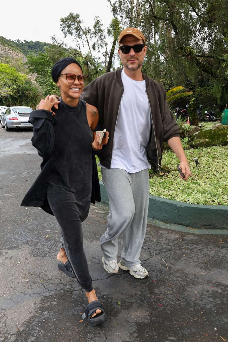 Leandra Leal, Alinne Moraes e mais famosos vão às urnas para votar; veja fotos
