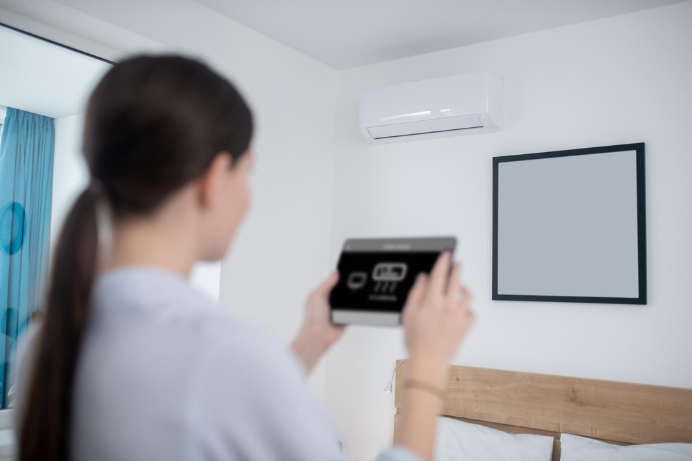 Vale testar a função enquanto você ainda está acordado para perceber se o quarto fica confortável antes de dormir — Foto: Reprodução/Freepik