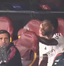 Vini Jr. reclamou após ser substituído no jogo do Real Madrid contra a Roma Foto: Reprodução/X