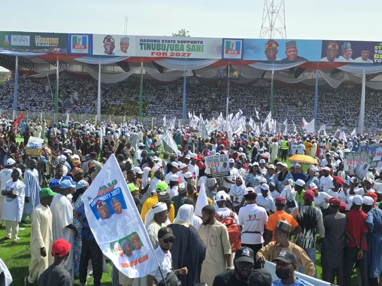 FOTOS: A campanha de Tinubu para 2027 começa enquanto apoiadores do APC inundam o estádio de Kaduna