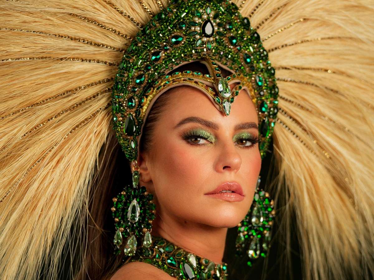 Paolla Oliveira aposta em look verde para coroação na Imperatriz; veja fotos da rainha